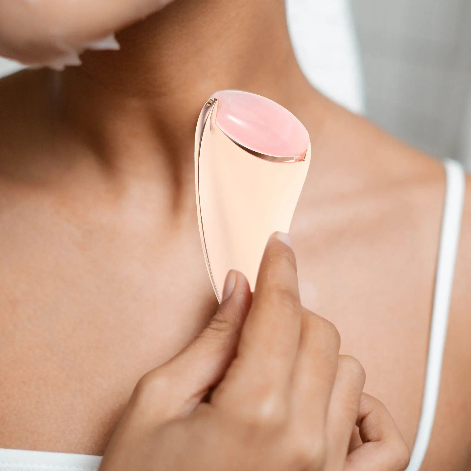 

Массажный ролик для лица, нефритовый портативный инструмент для ухода за лицом для женщин, расслабляющий омолаживающий массажер для лица, легко очищаемый массажный инструмент