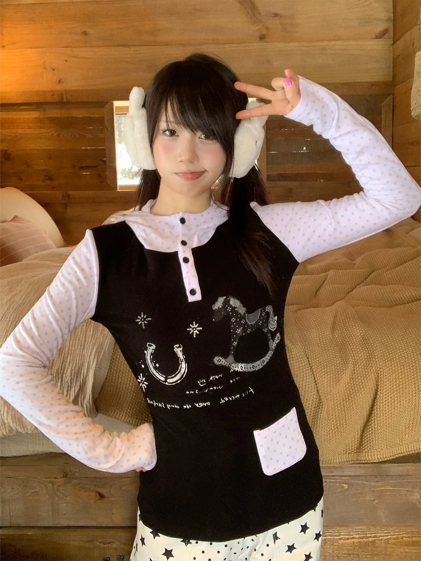 

Милая клетчатая футболка с длинным рукавом, шляпкой и бантом, черно-белая шляпка в горошек с маленьким пушистым шариком для женщин