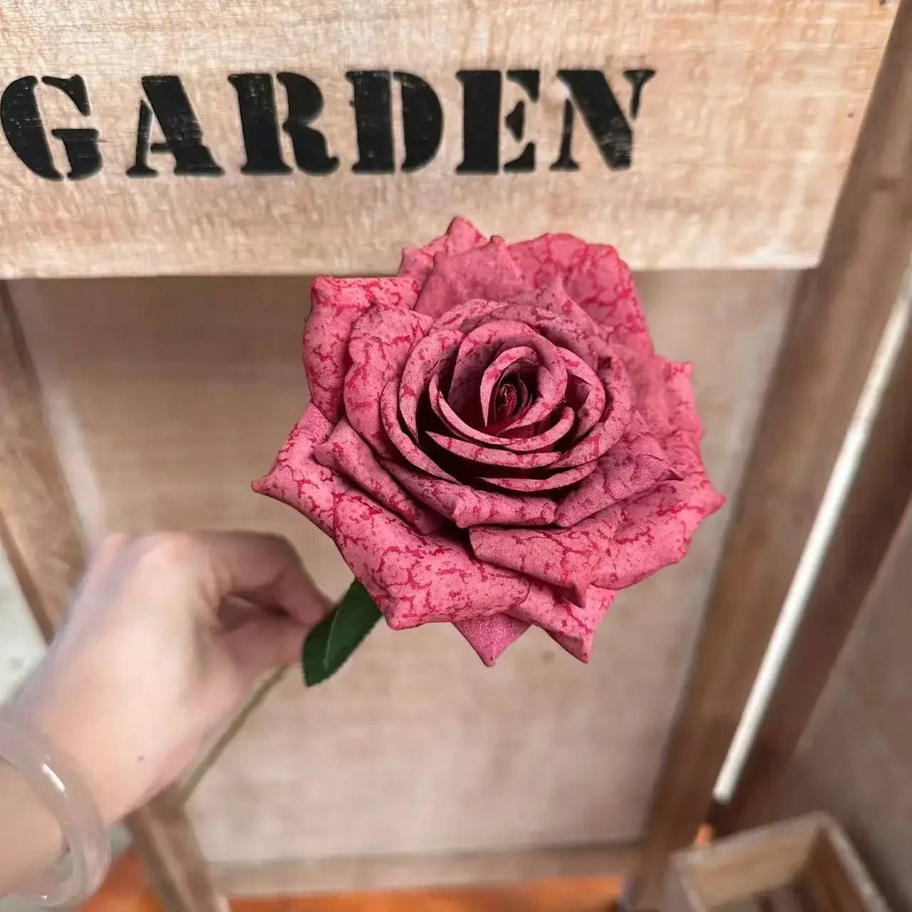10/20 Stück Kunstblumen, Seidenrosen mit weißem, gewelltem Rand, Gartendekoration, künstliche Blumen, künstlicher Cappuccino-Rosenzweig, Kunstblume – Detail 10