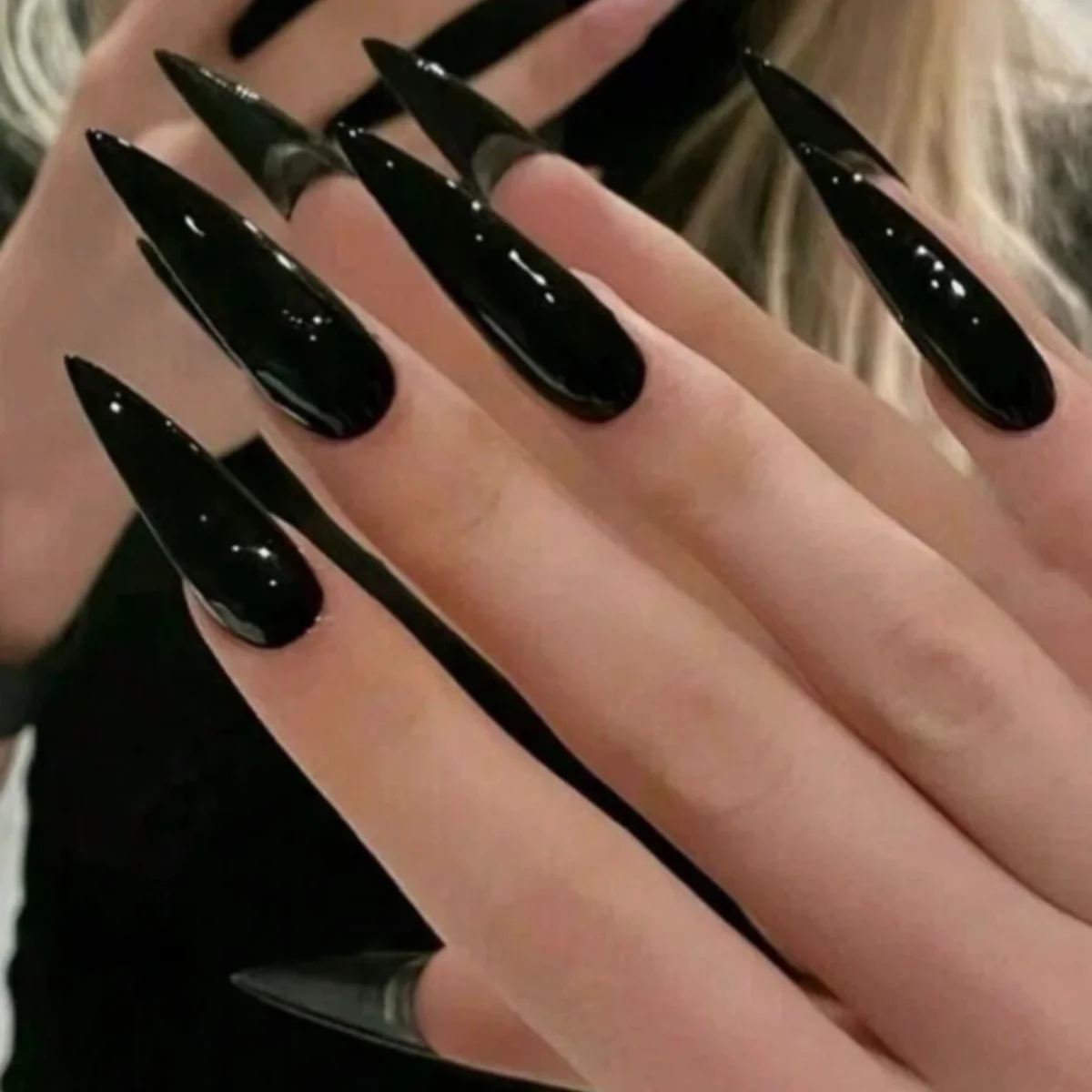 Transformez vos ongles avec 24 faux ongles extra longs de style stiletto français, classiques et modernes, couleur noire unie, à couverture complète.