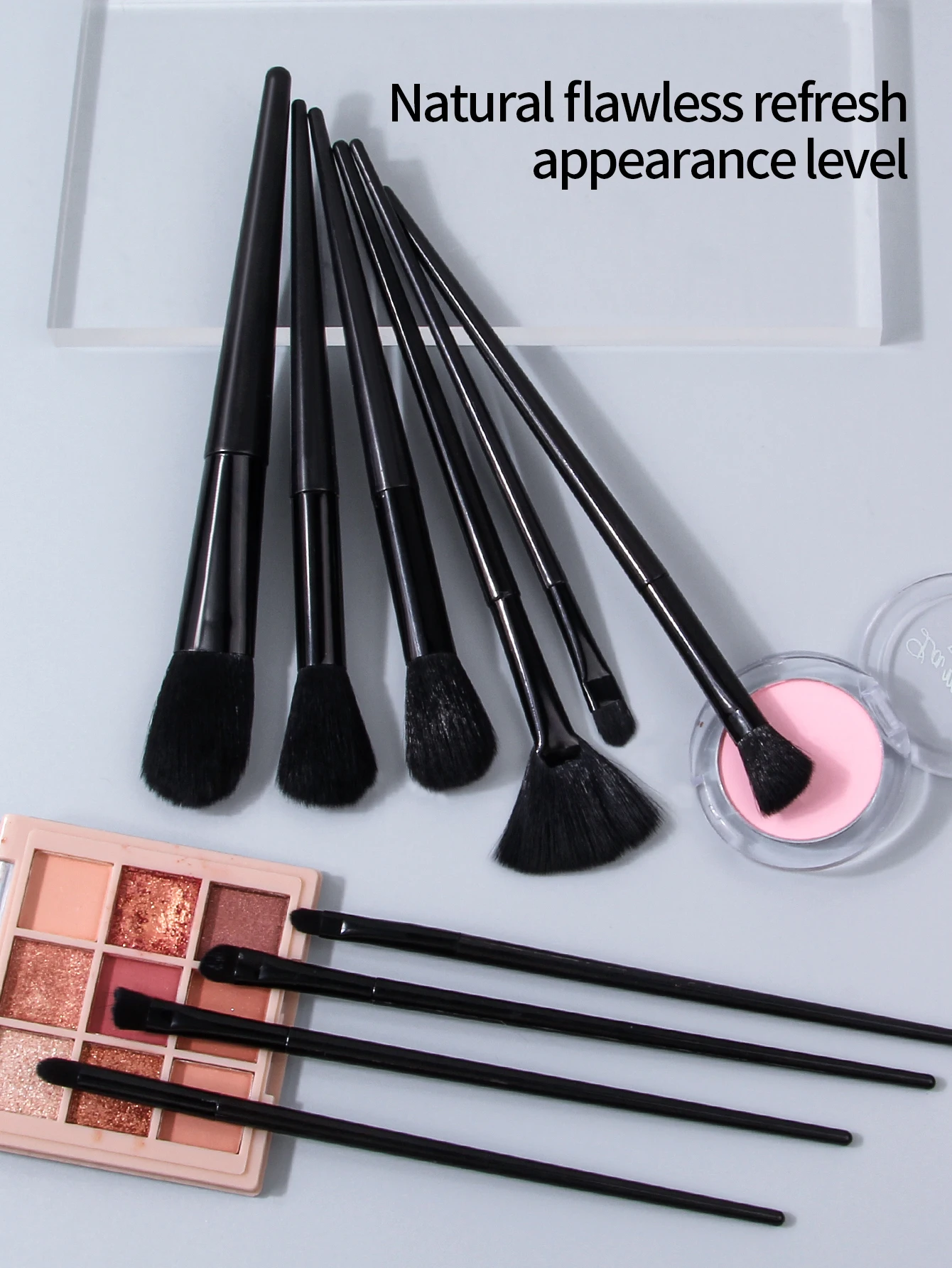 Le ensemble de pinceaux de maquillage professionnels de 11 pièces comprend 10 pinceaux de maquillage noirs et 1 sac de rangement portable pour pinceaux de maquillage