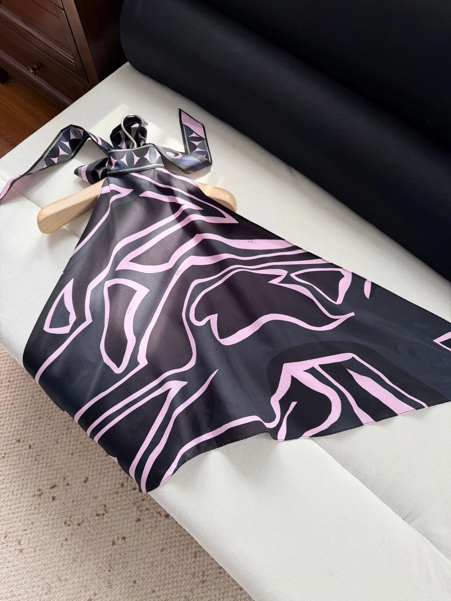 

Женский комплект Vortex с принтом: топ-халтер без рукавов с воротником-стойкой и открытой спиной + мини-юбка А-силуэта с высокой талией, шелковый костюм