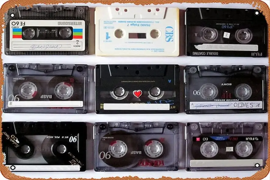 Nueve cintas de cassette con títulos variados, cassette de música, MC, Walkman, cartel vintage de 8x12 pulgadas, letrero metálico retro vintage para decoración.