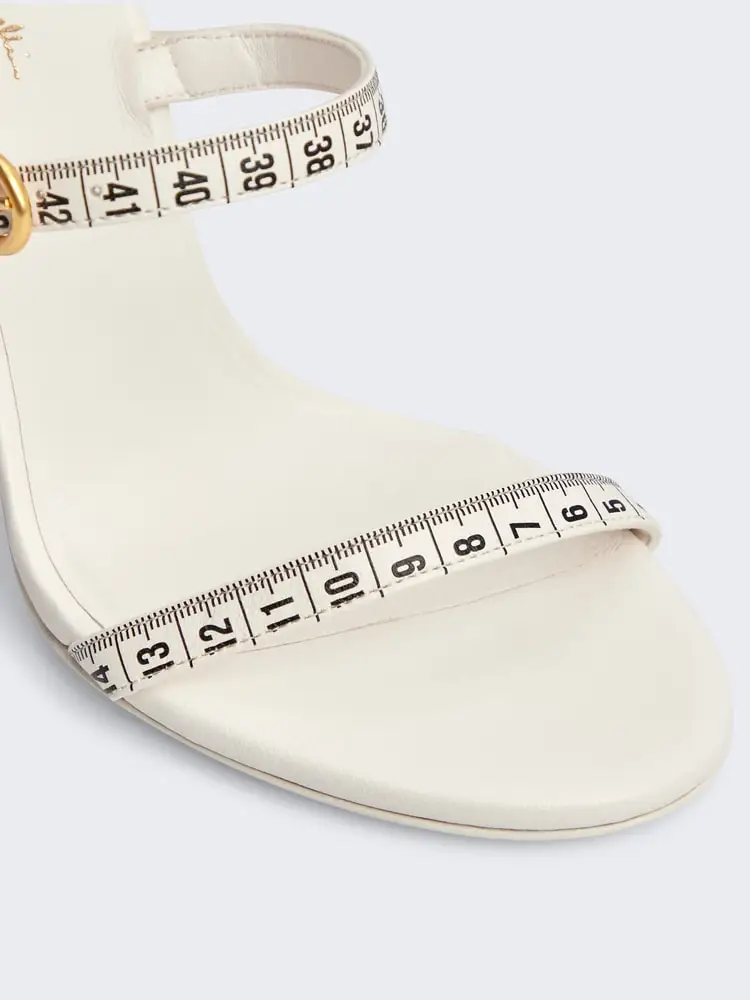 Unieke Liniaal Sandalen Metalen Gesp Versierd Hoge Hakken Open Teen Fancy Hak Vrouwen Schoenen Sandalias Mujer Verano