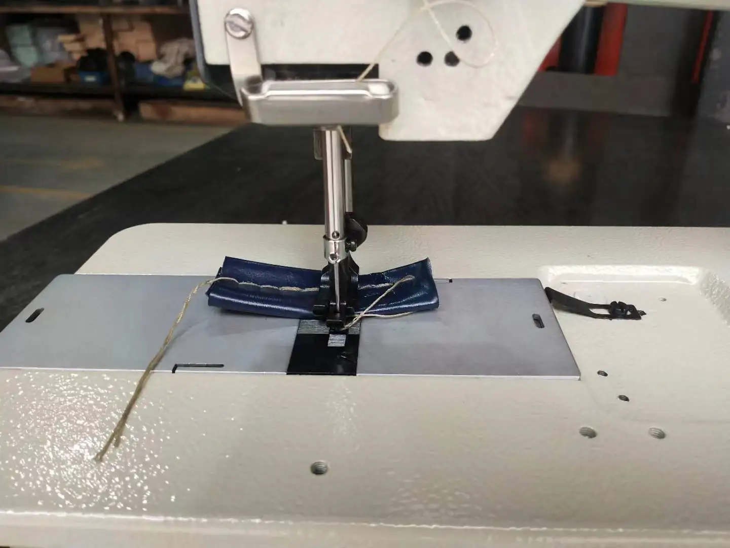 

MC-4400 Heavy Duty Compoud Feed Lockstitch Sewing Machine