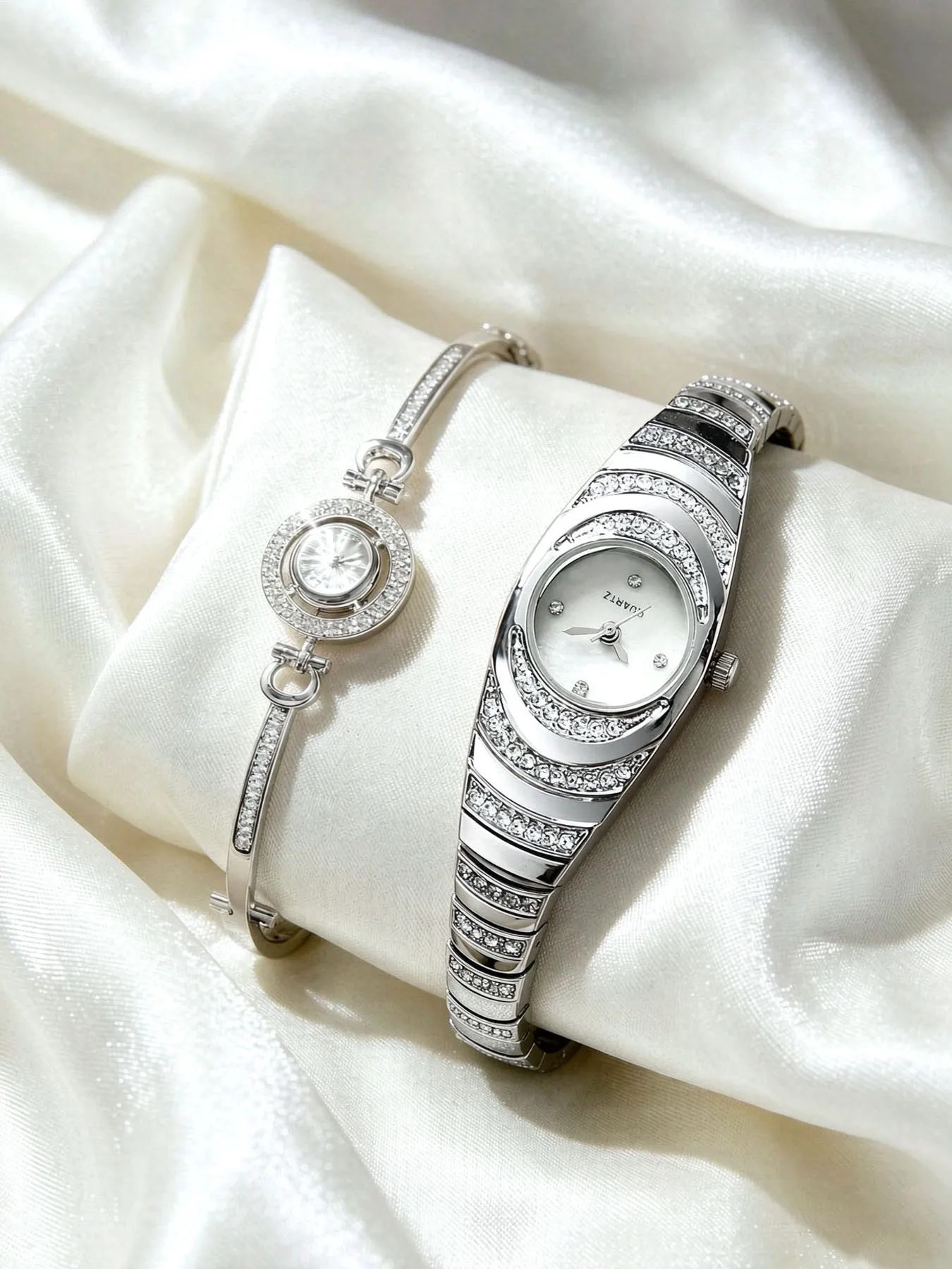 Fashionable small diamond-encrusted round bracelet watch for women, elegant and refined ladies' bracelet watch