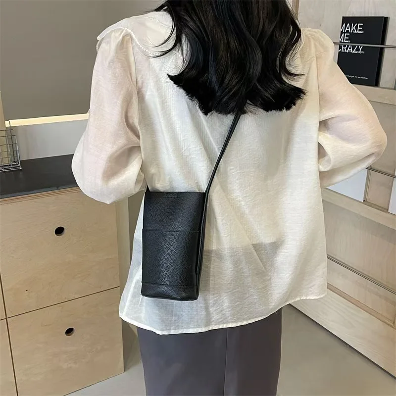2026 high-end mobile phone bag female crossbody light and small vertical mini small bag casual walking mobile phone bag