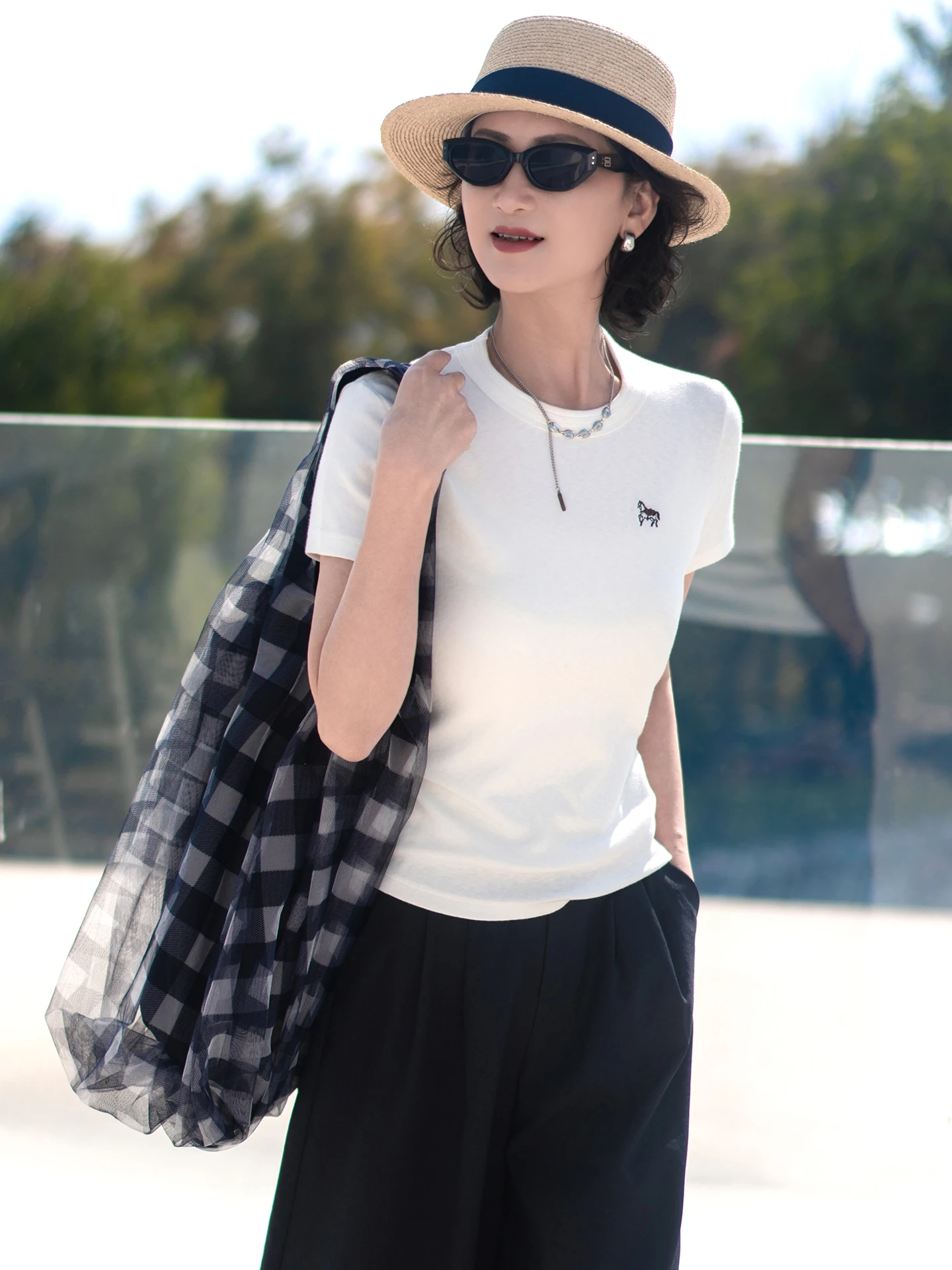 

Мягкая и удобная футболка с коротким рукавом, вышитая, универсальная, базовая, в повседневном стиле, стандартный крой, из хлопка.