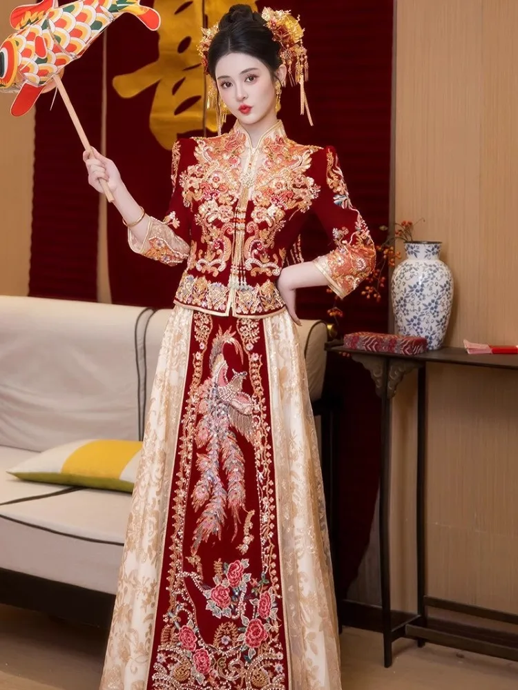 

The new champagne-colored wedding dress is now available bride's large-sized and stylish dragon phoenix gown are on display
