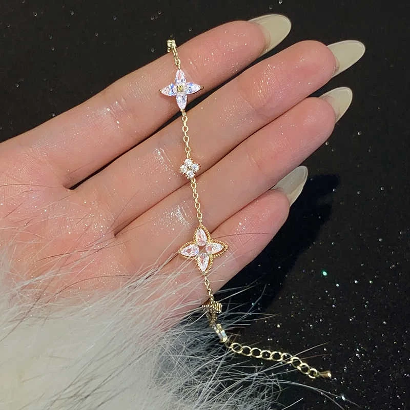 Personalized Fashion Crystal Flower Bracelet for Women Stainless Steel Korean Bracelet High Quality Jewelry Accessories Gift
