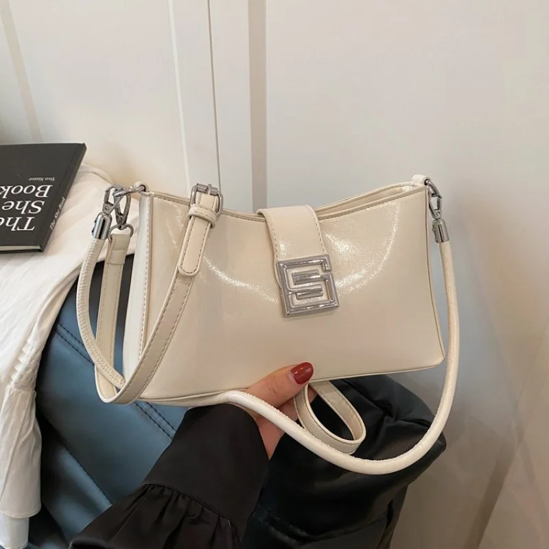 

Luxury Women's Crossbody-Bag Crafted From Premium Leather Boasting High-End Famous Commuter Look​