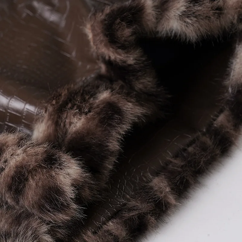 冬の新作Y2Kスパイスガール風レオパード柄フリーススプライシングPUレザーショートパンツ レディースデザイン ブラウン ホットパンツ ブーティーショーツ