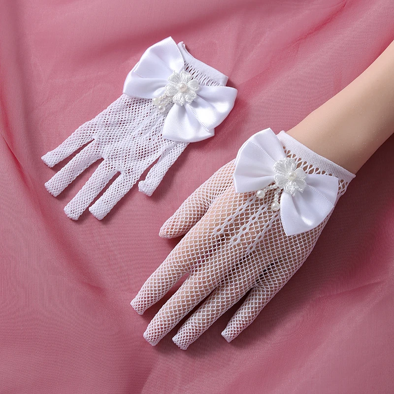 The bride's accessory is a pair of white minimalist bow decorated short gloves suitable for women's wedding parties