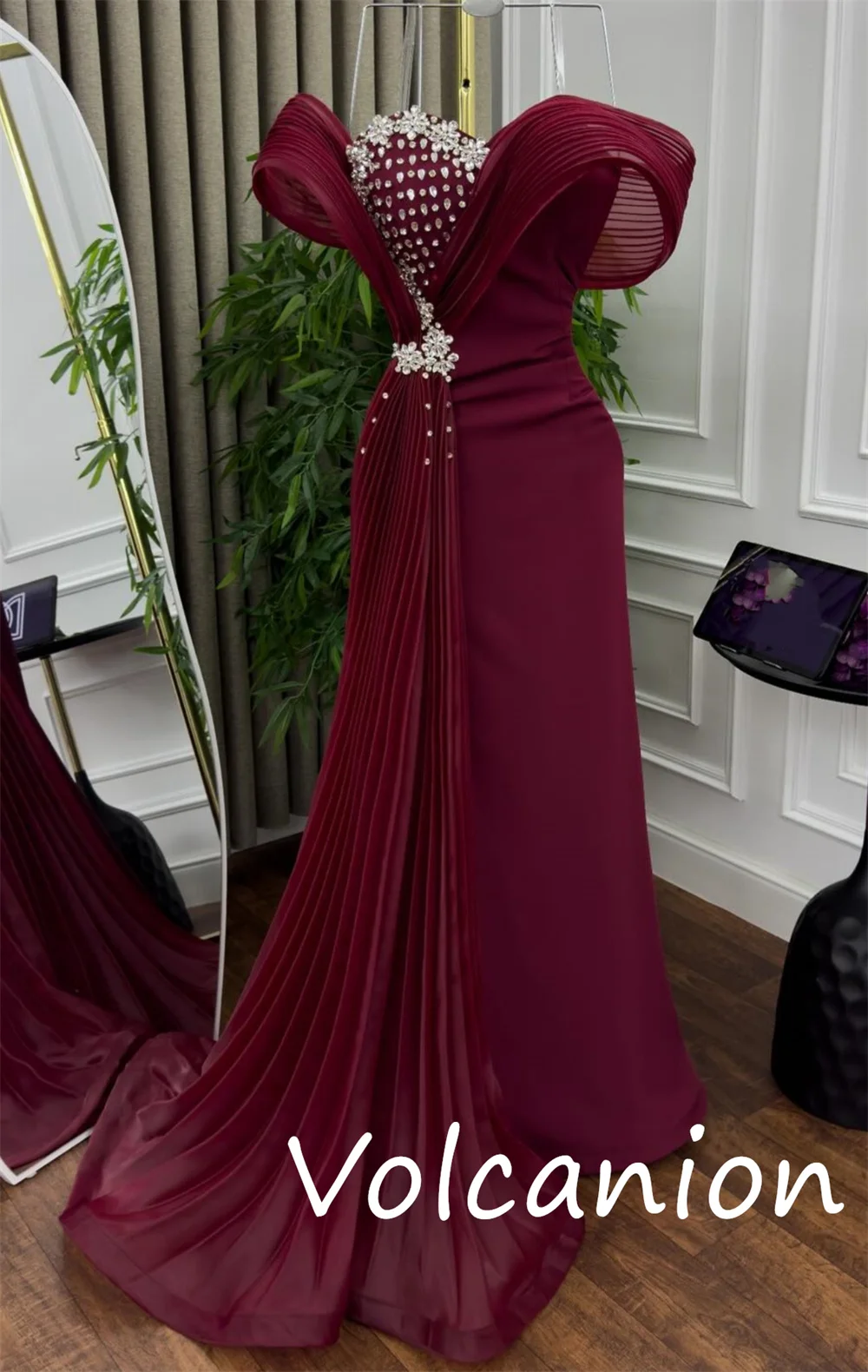 Abiti lunghi personalizzati in jersey stile moderno con paillettes e pieghe a tromba con spalle scoperte Moda per occasioni su misura