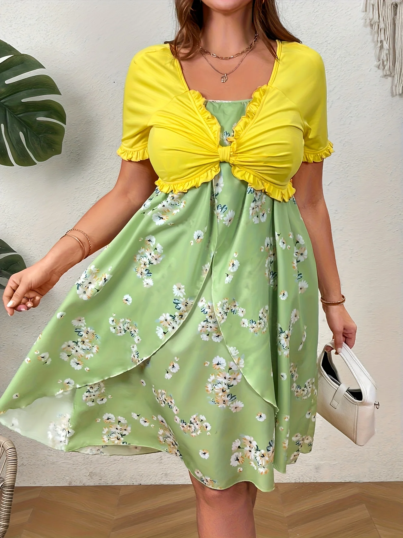 

Женский комплект из двух частей желто-зеленого цвета больших размеров — топ с рюшами и цветочным принтом и платье на тонких бретельках