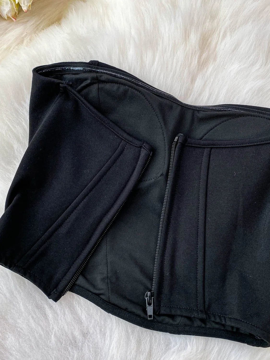 طقم مكون من قطعتين للشابات: توب قصير بكتف واحد مزين بوسادة صدر وتصميم عظم السمكة، وبنطلون واسع الساقين.