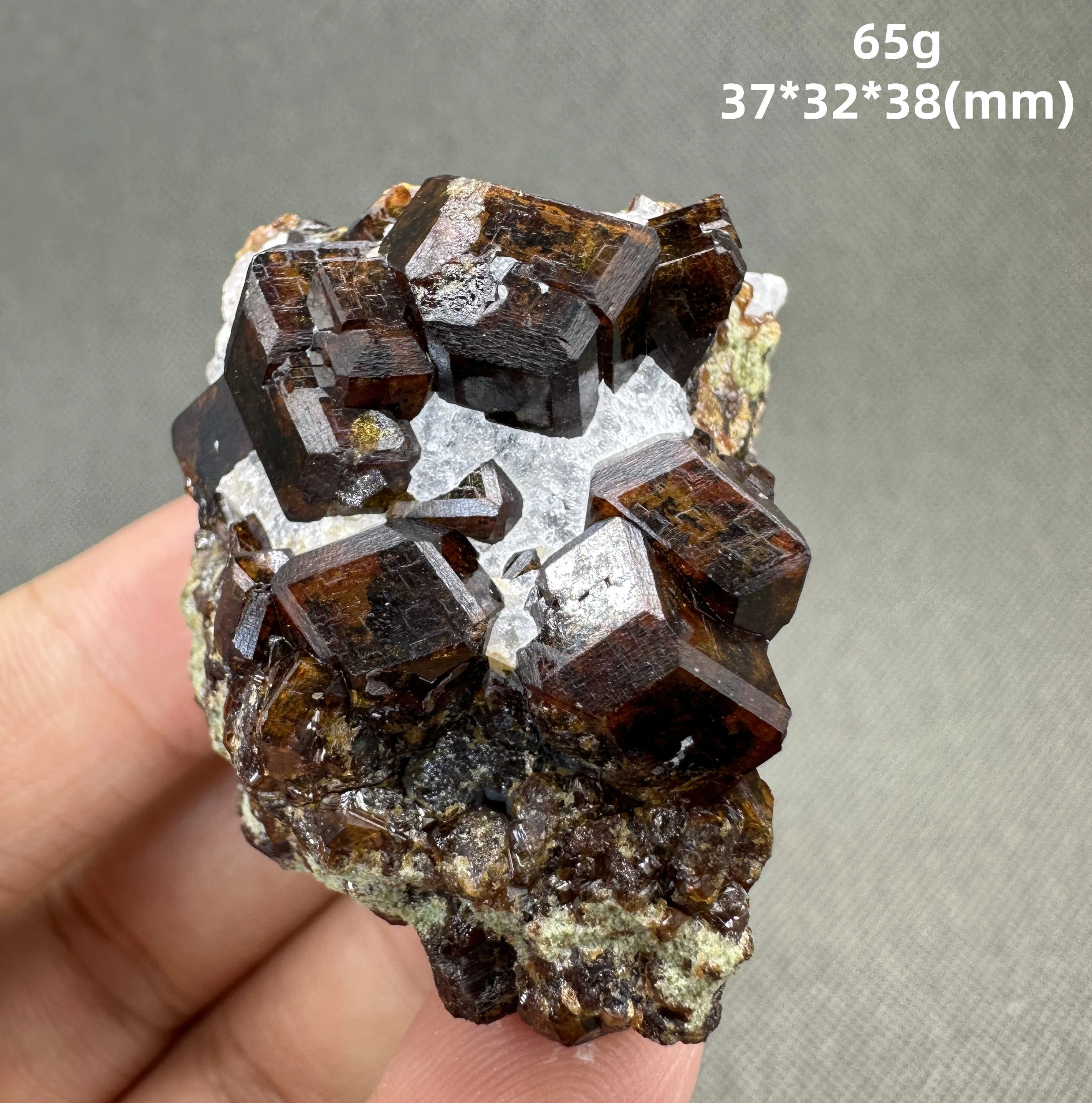 

Натуральный образец минерала Внутренняя Монголия Андрейта + целебные кристаллы кварца и камни, драгоценный камень