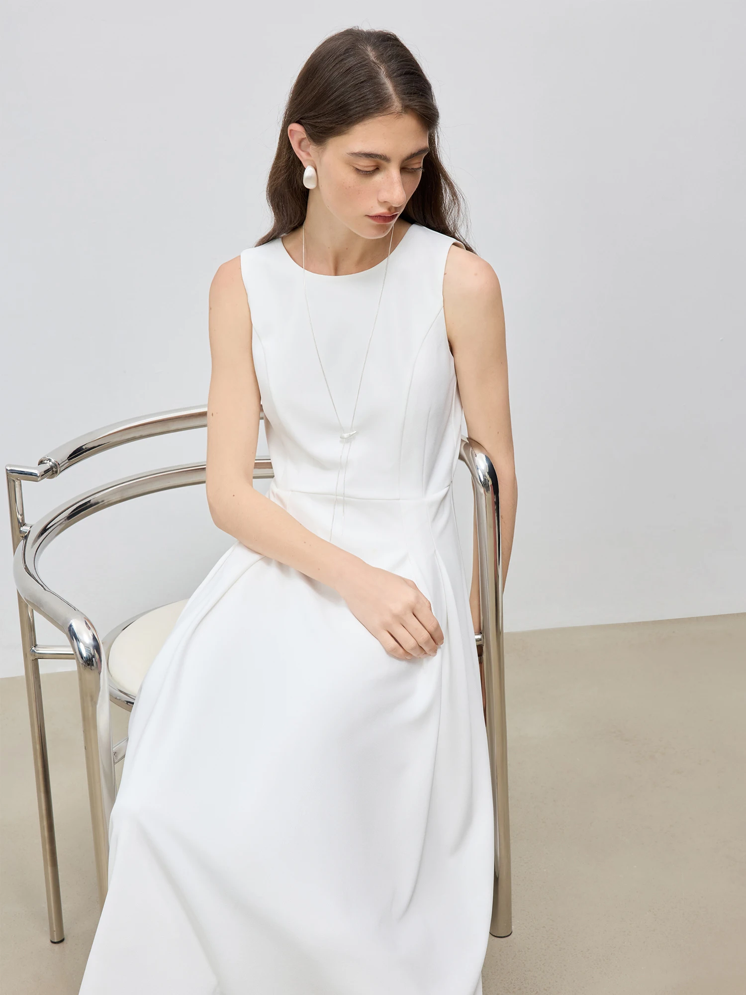 ZIQIAO 2025 ฤดูร้อนผู้หญิงชุดเดรสแขนกุดที่ได้แรงบันดาลใจจากฝรั่งเศส - การกําหนดเอวและสง่างาม Silhouette ชุดลําลอง 25ZQ92090