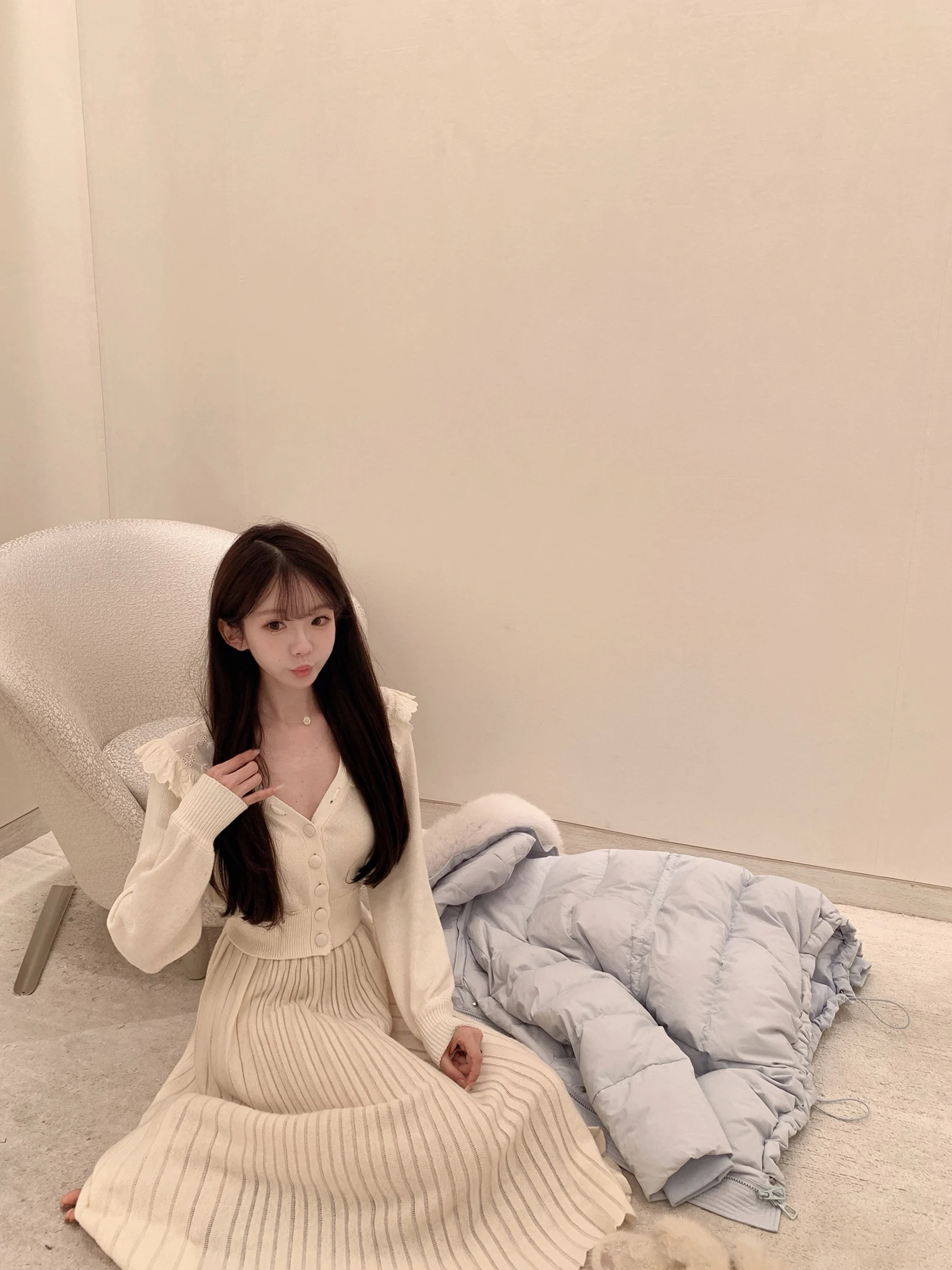 

Белый кружевной свитер для девочек, модный, приталенный, с длинными рукавами, темно-синим воротником, на одной пуговице, цветной свитер