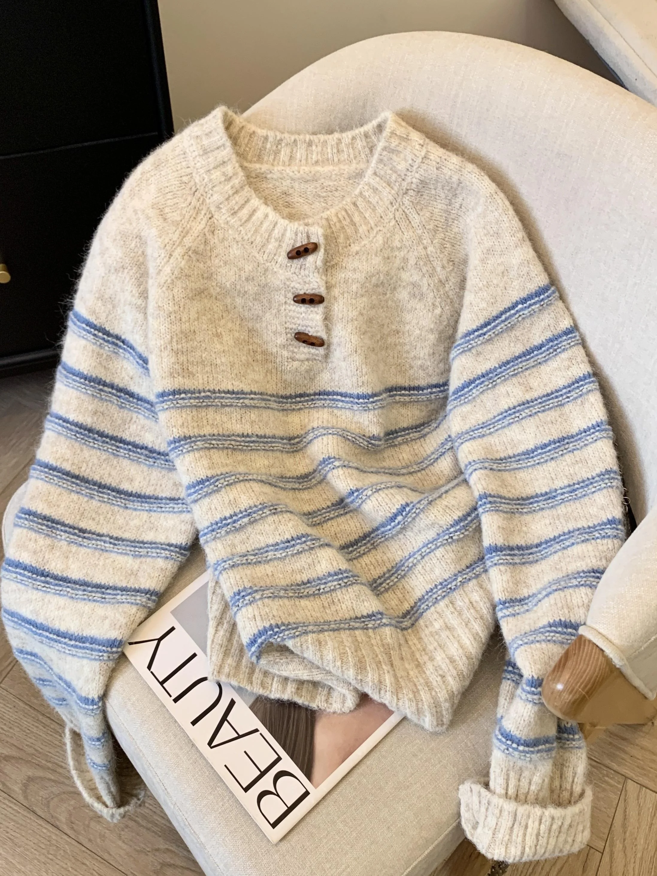 

Women's Knitted Sweater with Horn Buttons 2025 New Winter Fashion Unique Attractively Designed Top Quality Material