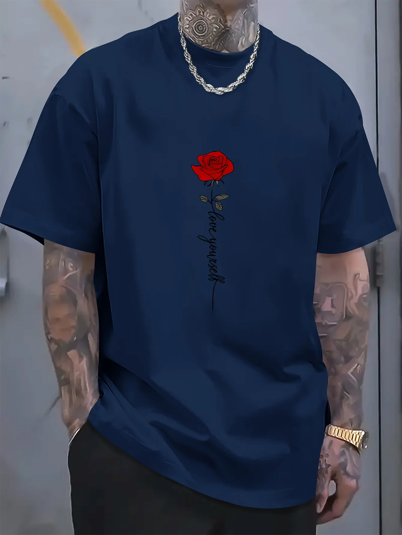 تي شيرت رجالي صيفي 100 قطن كاجوال رياضي فضفاض بنمط وردة حمراء مطبوعة برقبة دائرية وأكمام قصيرة