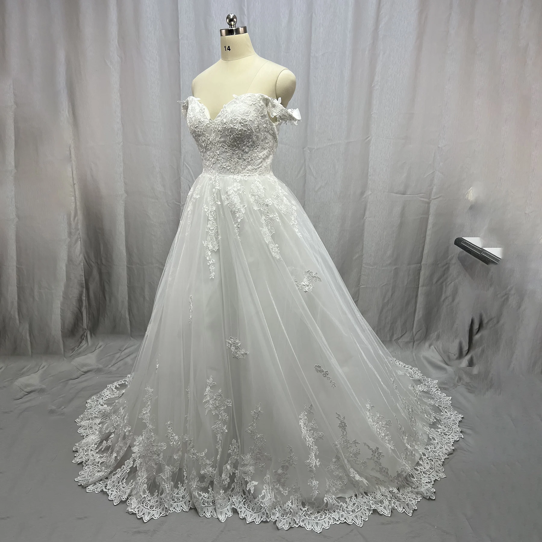 2022 Off The Shoulder Sweetheart Luxury A line Plus Size Wedding Dress With Lace Appliques Custom Made Bridal Dresses