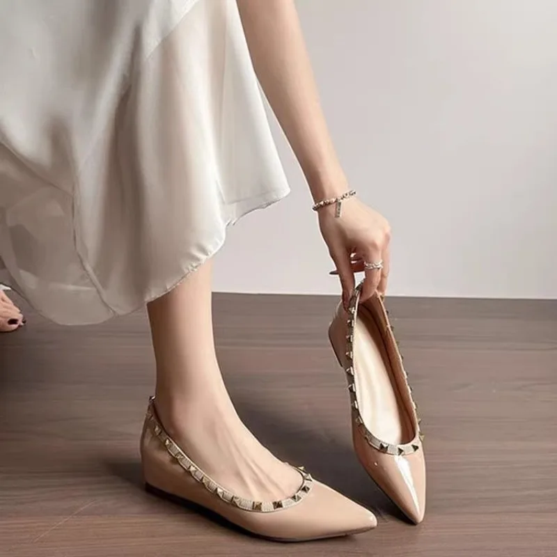 Aumento interno mary jane sapatos pequenos femininos novo temperamento francês apontou cabeça boca rasa rebites sapatos planos macios