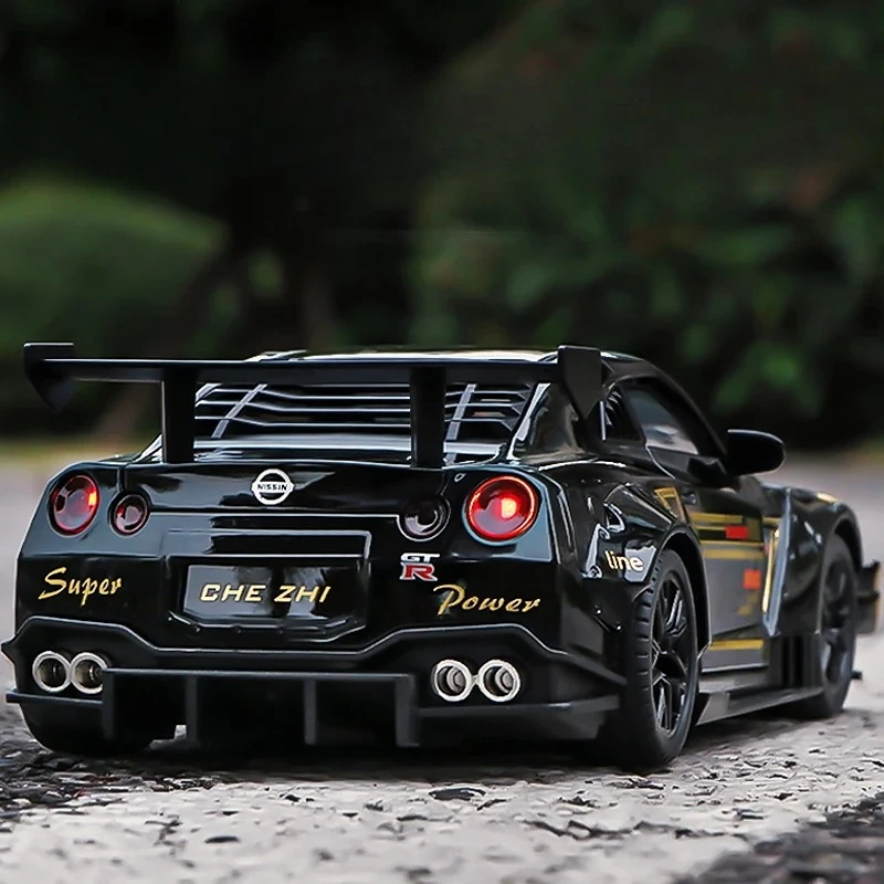 รถโมเดลโลหะไดแคสต์ 1:24 สกายไลน์ อาร์ซีอาร์5 ของเล่นรถจำลองแบบดึงหลัง ของสะสมสำหรับเด็ก