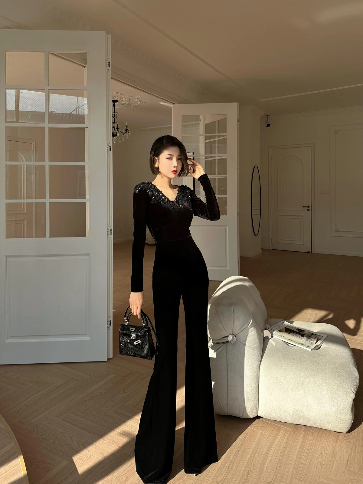 

Оригинальный дизайн XULU: Укороченный топ из бархата с вышивкой и длинными рукавами, с расклешенными брюками. Элегантный женский комплект в стиле High Fashion.