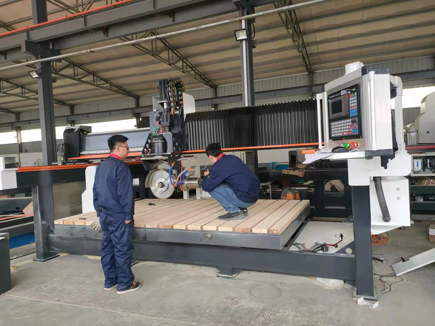 Serra de cinco eixos para cortar bancadas de cozinha, rotação da cabeça de esquadria de 45 graus, esquadria de 360 graus e 0-9 graus em qualquer ângulo