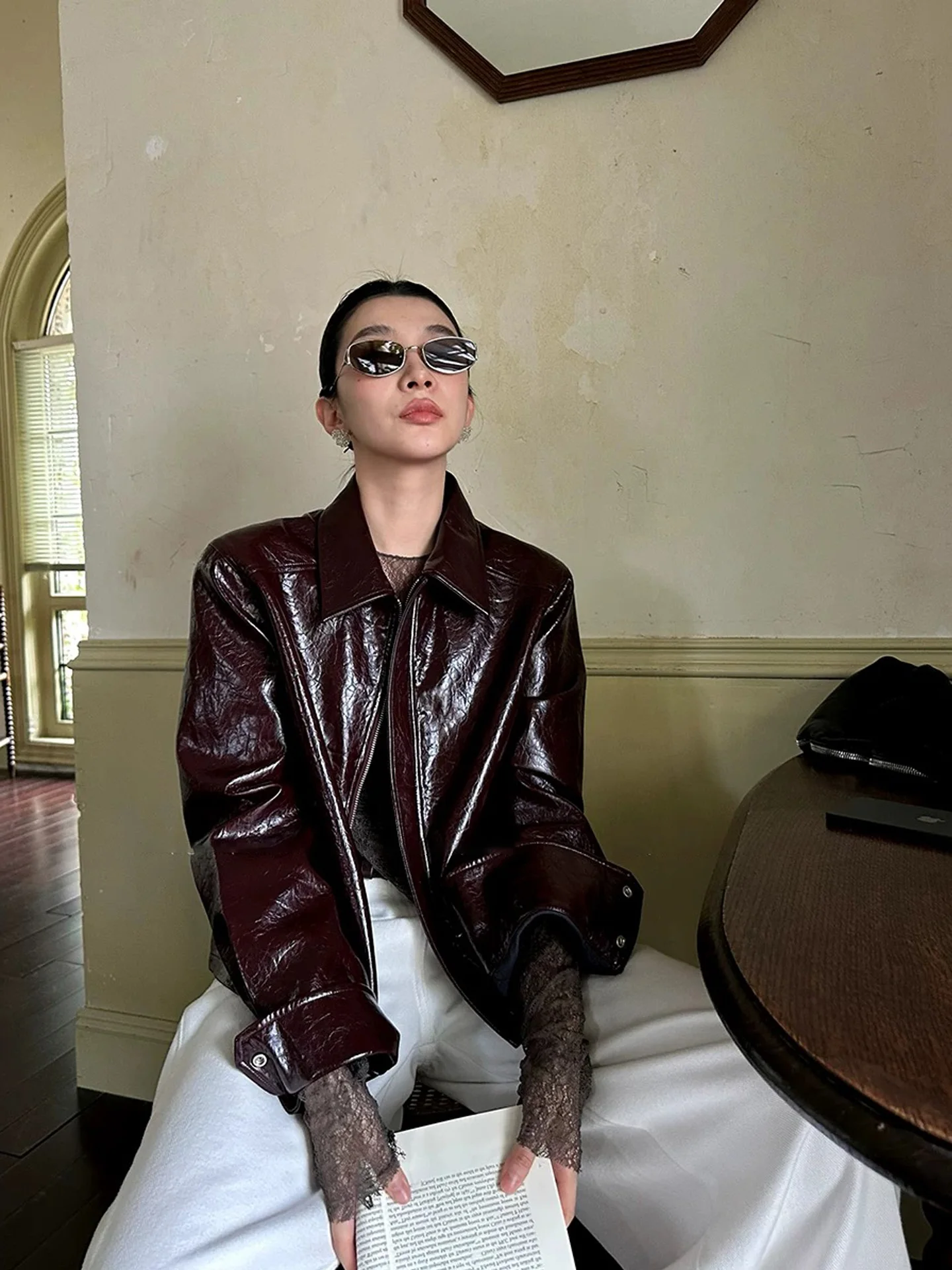 

Ретро-куртка из искусственной кожи красно-коричневого цвета в американском стиле, повседневная, молодежная, износостойкая, свободного кроя, стильная и эффектная.