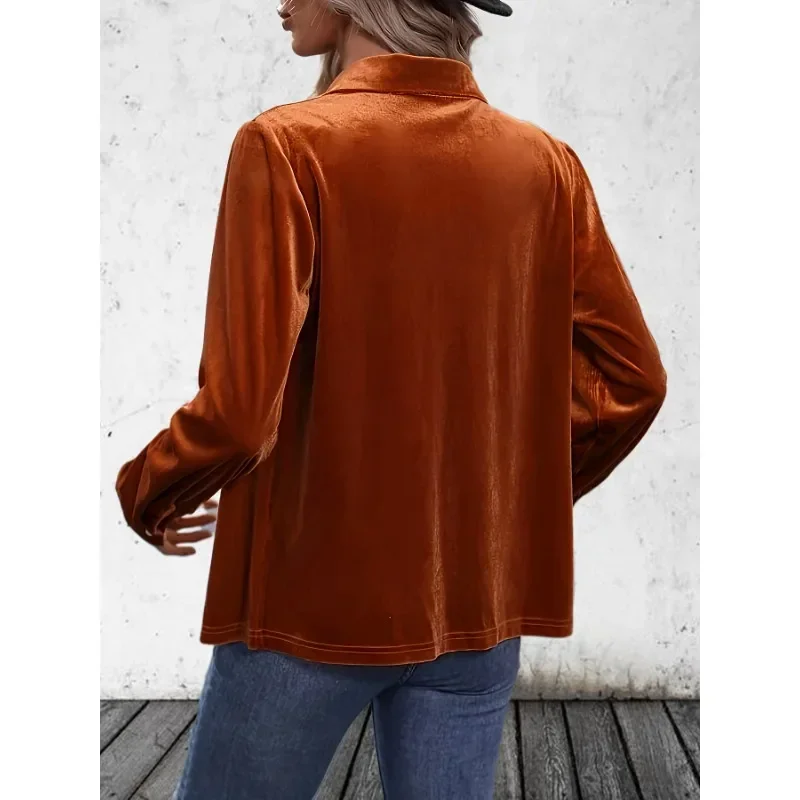 เสื้อเบลาส์แฟชั่นผู้หญิงไซส์ใหญ่ รุ่นใหม่ สำหรับฤดูใบไม้ผลิและฤดูใบไม้ร่วง ผ้ากำมะหยี่ แขนยาว สีพื้น เรียบหรู มีกระดุมและกระเป๋า