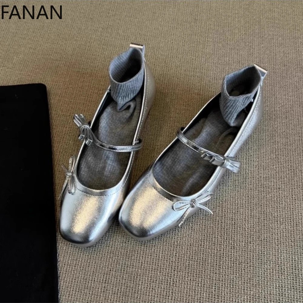 

Женская элегантная повседневная обувь на низком каблуке с французским бантом на плоской подошве, туфли-лодочки, новинка 2025, серебряные кожаные туфли Мэри Джейн