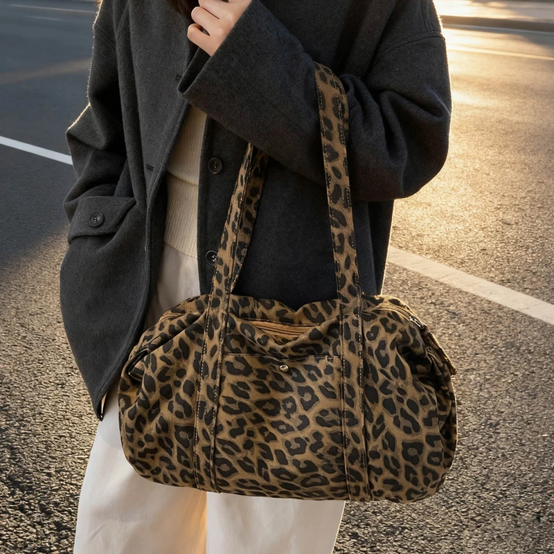 Leopardenmuster-Tragetasche für Damen, große Canvas-Umhängetasche, vielseitige Crossbody-Handtasche, Damen-Shopper-Tasche für Reisen, Arbeit und Alltag. – Detail 1