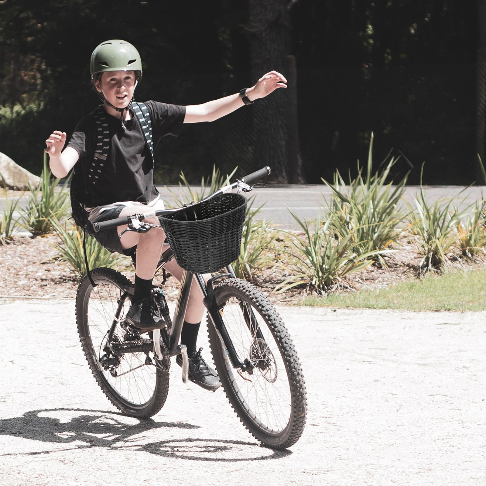 

Stable Bike Basket Front Aluminum Frame Waterproof Coated Vintage Woven Storage Basket Professional Cycling Handlebar