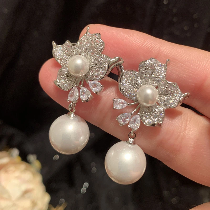 

Модные серьги во французском стиле 2026 года: романтичные цветочные серьги-подвески с имитацией жемчуга и фианитами, серебристые, для свадеб и торжественных мероприятий