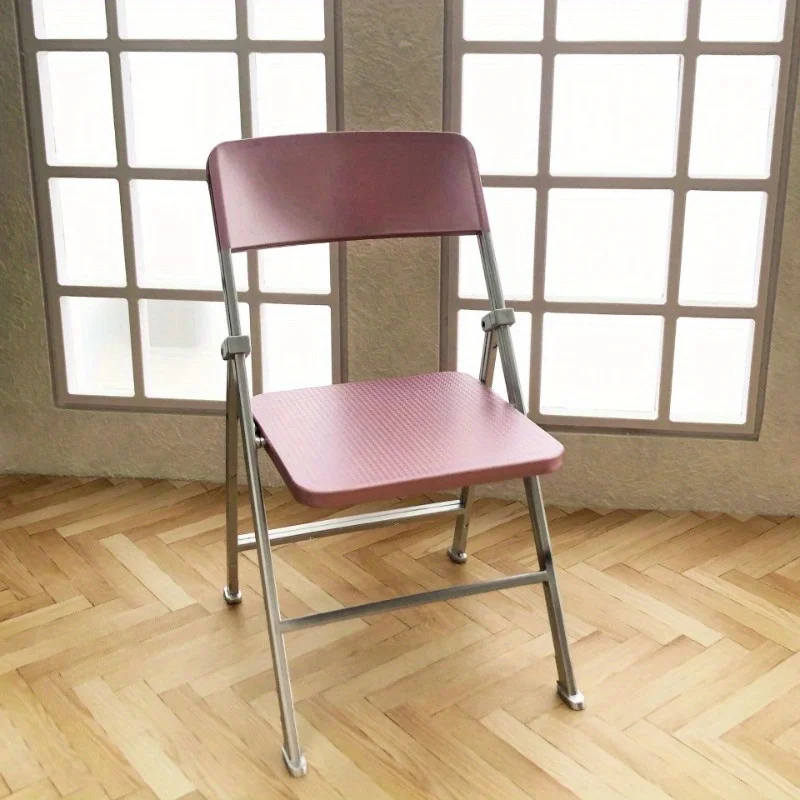 Il mini modello di sedia pieghevole colorata per casa delle bambole da 1 pezzo progettato alla moda può essere utilizzato come modello di accessorio per la decorazione della sedia per il tempo libero