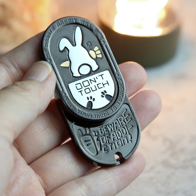 EDC-Fidget-Schieber aus Metall mit Cartoon-Kaninchen-Muster, tragbares Stressabbau-Spielzeug für Erwachsene für ADHS und Anti-Angst, Geschenke für Männer – Detail 4