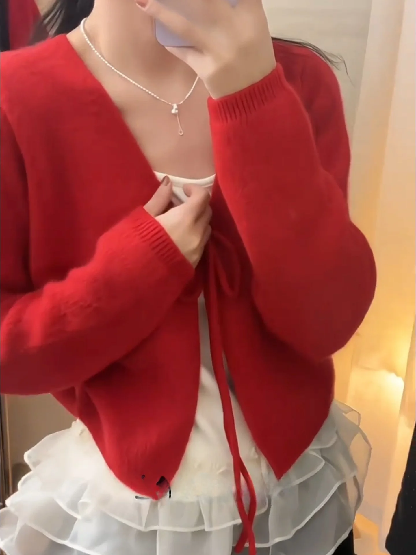 เสื้อโค้ทถักไหมพรมสีแดง คอวี พร้อมโบว์ผูก สำหรับผู้หญิง ชุดเซ็ตสองชิ้น ฤดูใบไม้ร่วง ฤดูหนาว สไตล์ลำลอง ความยาวปานกลาง เนื้อผ้านุ่ม