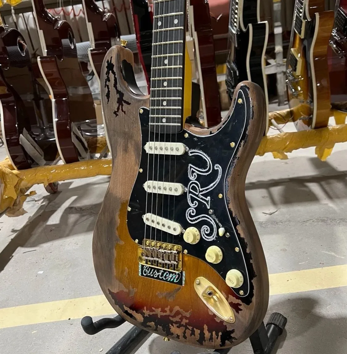 

Гитара с цветным покрытием Sunburst, гриф из палисандра, корпус из ольхи