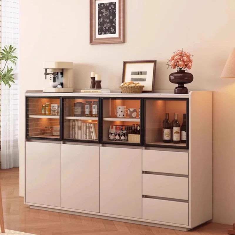 Lado comedor de madera maciza contra la pared integrado.