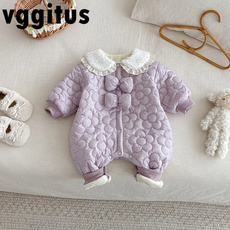 

Новинка 2025, зимний стеганый комбинезон лавандового цвета для маленьких девочек с кружевным воротником и бантом, теплый флисовый цельный плотный комбинезон для младенцев A5245