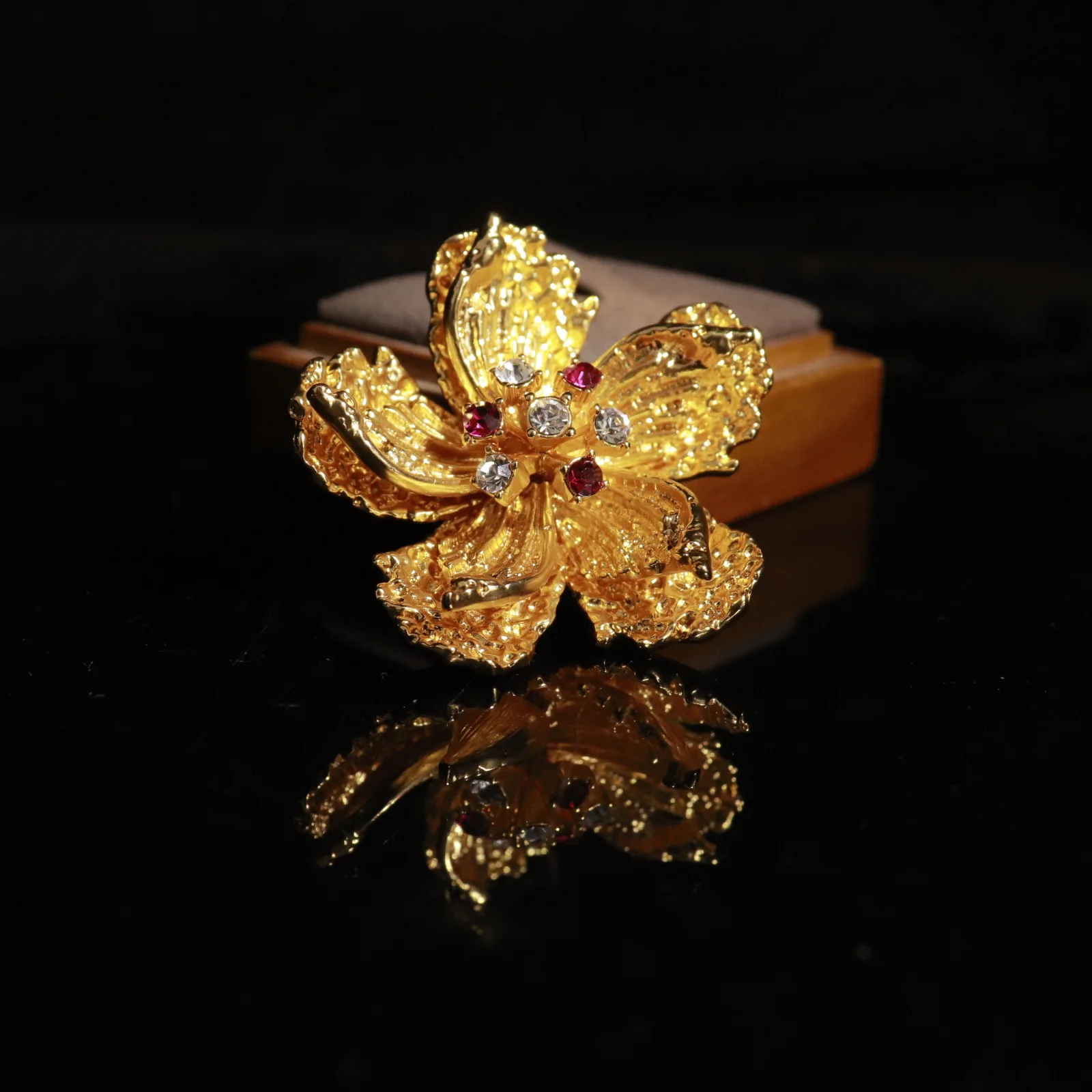 

Fashionable and minimalist flower brooch with real gold-plated,Zircon Brooch for Women's lothing accessory
