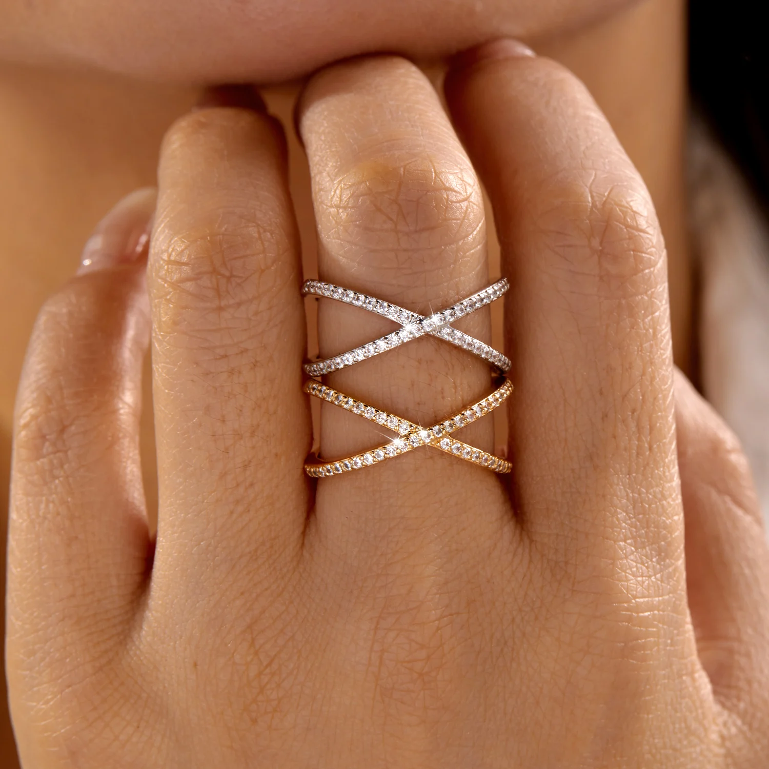 Moderner Kreuzring für Damen, zarter Messing-Zirkon-Ring in X-Form, breiter, gepflasterter Bandring, geometrischer Statement-Schmuck, atmungsaktiv