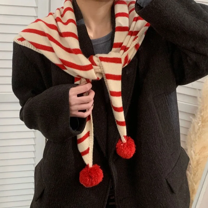 

Полосатая треугольная шаль с помпонами, женский стильный шарф для осени и зимы, универсальный теплый аксессуар для шеи.