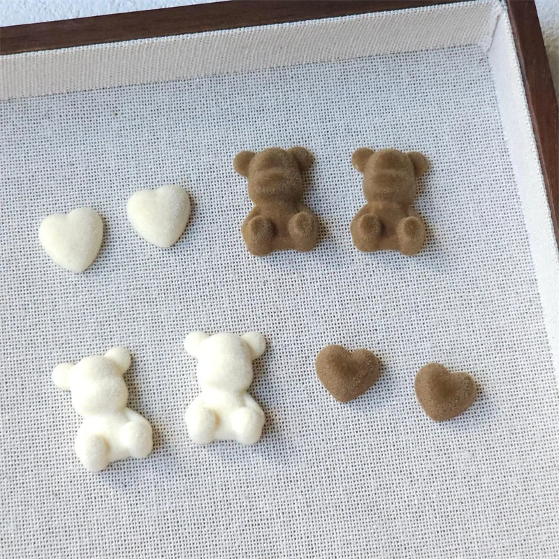 

Оптовая продажа, 100 шт./лот, бархатный эффект, мультяшные медведи в форме сердца, смоляные бусины-кабошоны, ювелирные изделия своими руками, аксессуары для волос для одежды