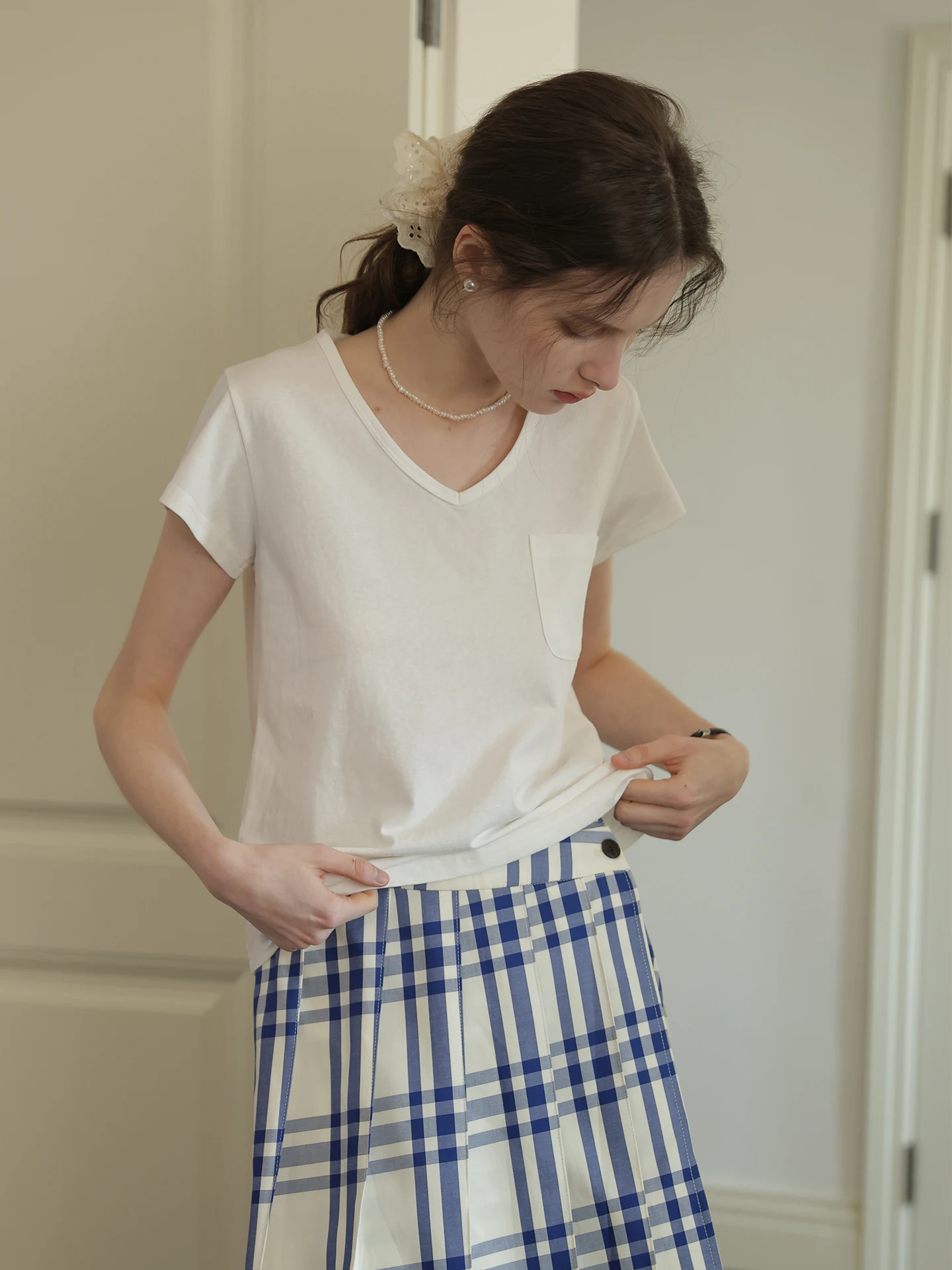 

Классическая базовая простая белая футболка с V-образным вырезом и карманом, с коротким рукавом, женская, летняя, новый стиль, приталенная, универсальная, подчеркивающая ключицы