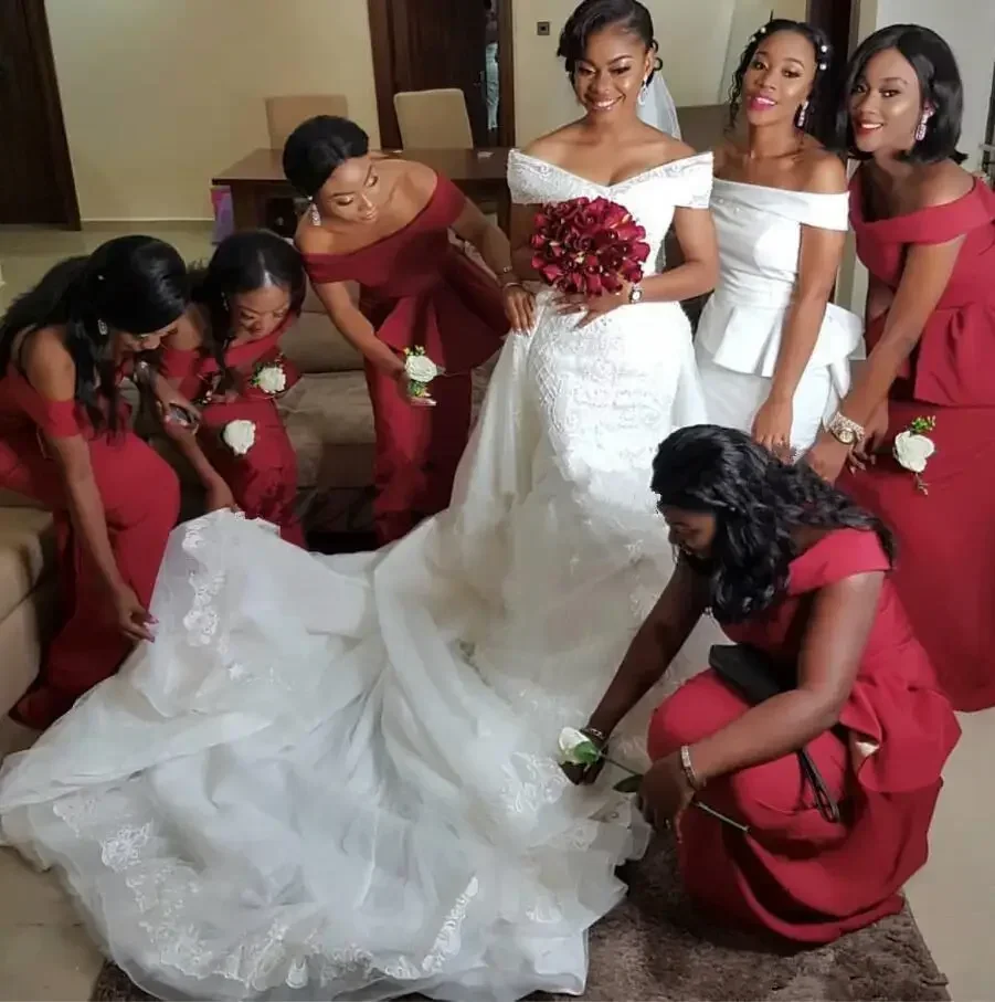 Maßgeschneiderte weiße Meerjungfrau-Spitze Brautkleider Überrock abnehmbare Applikation aus der Schulter Gericht Zug Brautkleider Vestido De