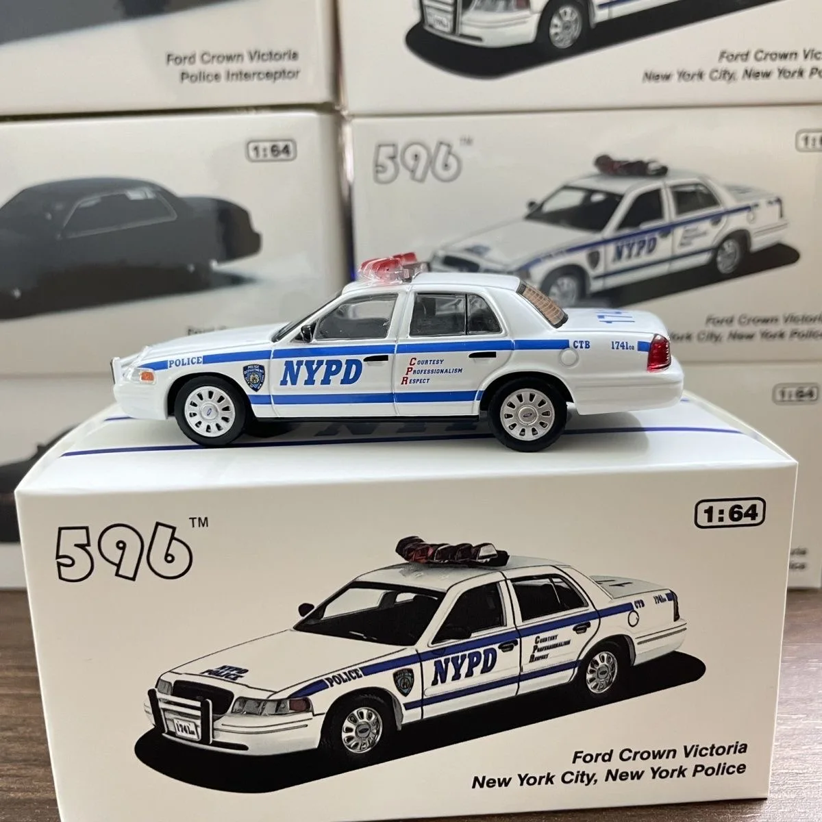 596-Modell 1/64 Ford Crown Victoria CV NYPD/ Black Plainclothes Polizeistation Lacklegierungsmodell – auf Lager