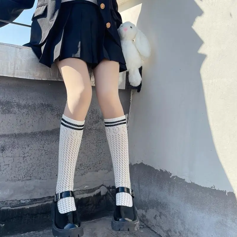 195E カレッジスタイルの女性中空アウトパターンニーハイソックスヴィンテージダブルストライプ無地黒、白の薄いストッキング